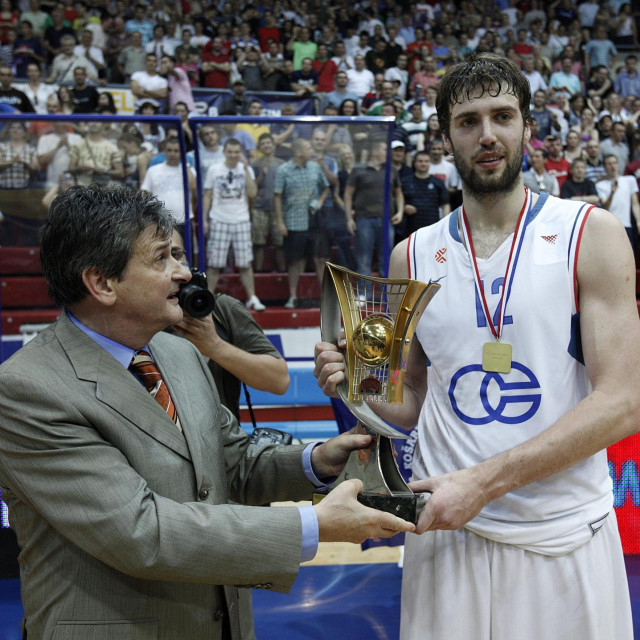 Lukša Andrić prije 16 godina kao kapetan Cibone od Danka Radića, pokojnog predsjednika Hrvatskog košarkaškog saveza, prima pokal za naslov prvaka