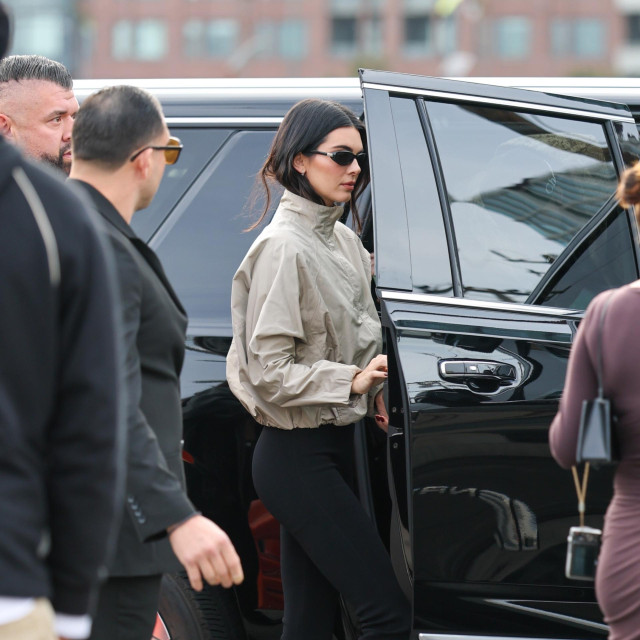 Kendall Jenner također ove sezone nosi japanke na petu