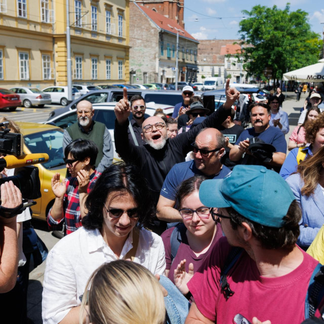 Prosvjed djelatnika HNK u Osijeku zbog najavljenih otkaza