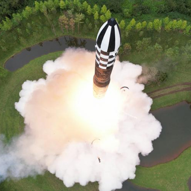 Sjevernokorejski interkontinentalni balistički projektil Hwasong-18, koji može nositi nuklearne bojne glave