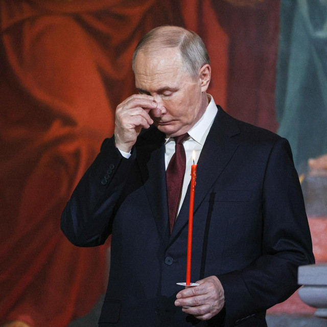 Vladimir Putin tijekom uskršnje službe u crkvi