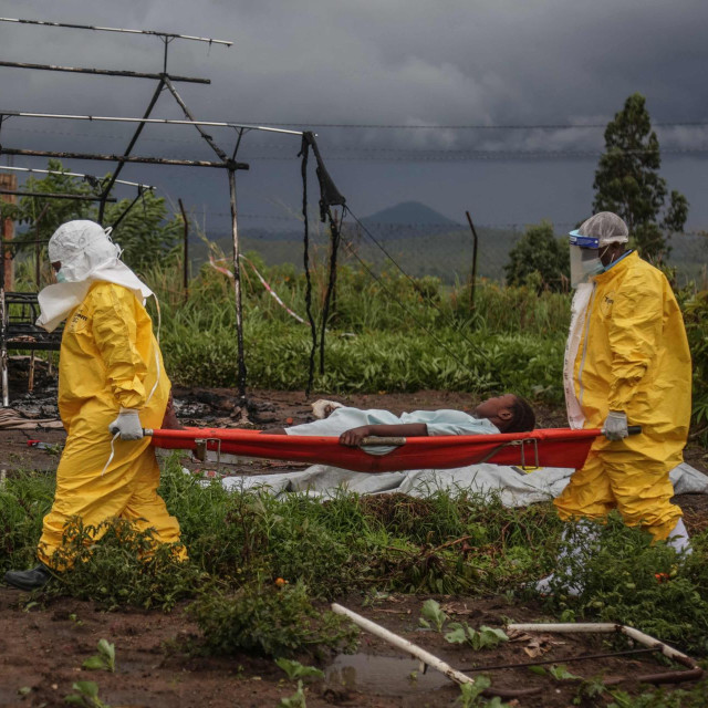 Medicinsko osoblje prenosi pacijenta kod bolnice u Rwampari gdje je zabilježeno oko 600 slučajeva zaraze