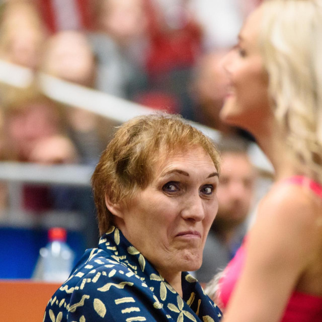 Ulja odlazi u grad. No tu problemi tek počinju. Ne želi stanovati u dormitoriju, ne želi se tuširati s ostalim igračicama, nikad ne koristi svlačionicu, kao Starovjerka se odbija šišati. O košarci nema blagog pojma.