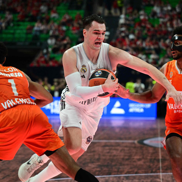 Mario Hezonja (Real Madrid) prolazi kraj Braxtona Keya (Valencia)