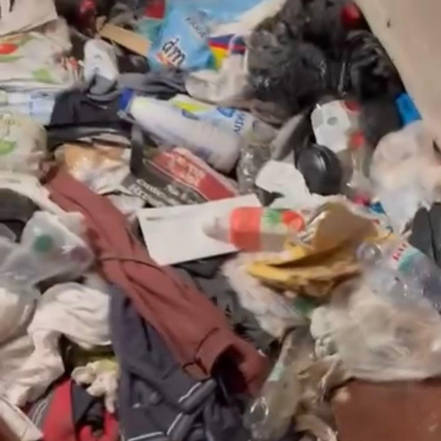 Vlasnik stana redovito dolazi s novim vrećama koje dodaje na postojeće hrpe