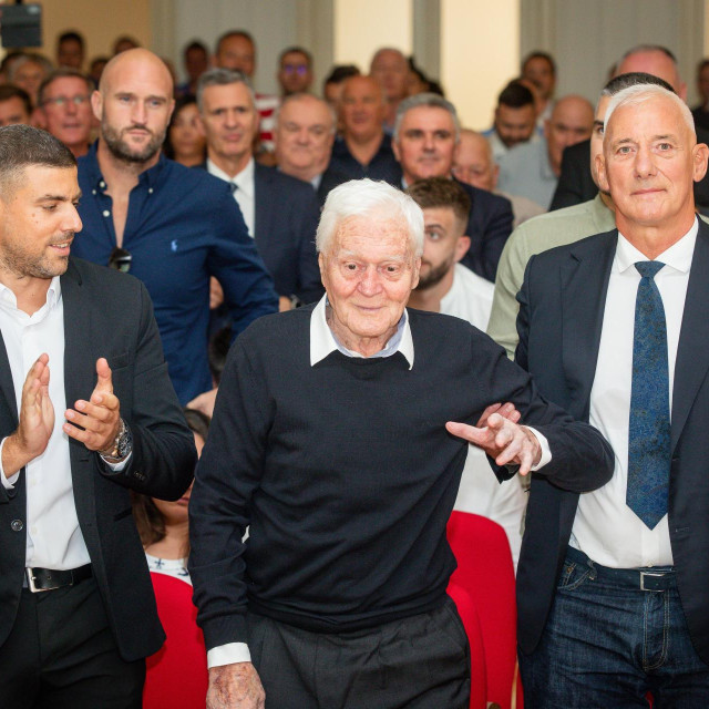 Ivo Bego (u sredini)