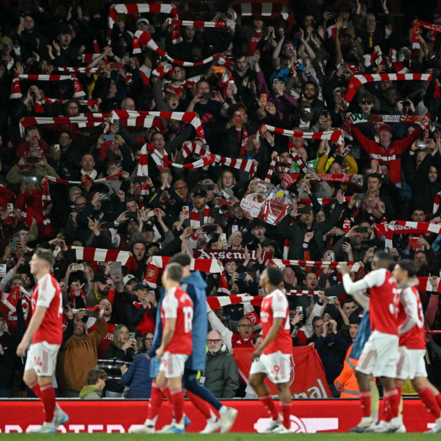 Navijači i igrači Arsenala