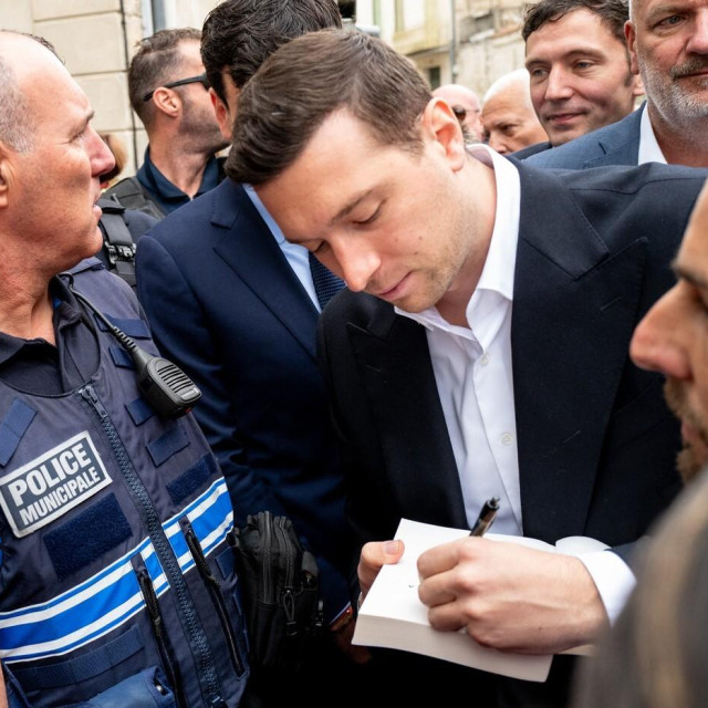 Jordan Bardella potpisuje knjgu na jugu Francuske 