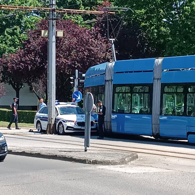 Danas je, nešto iza 13 sati, došlo do sudara policijskog automobila i tramvaja na Horvaćanskoj cesti