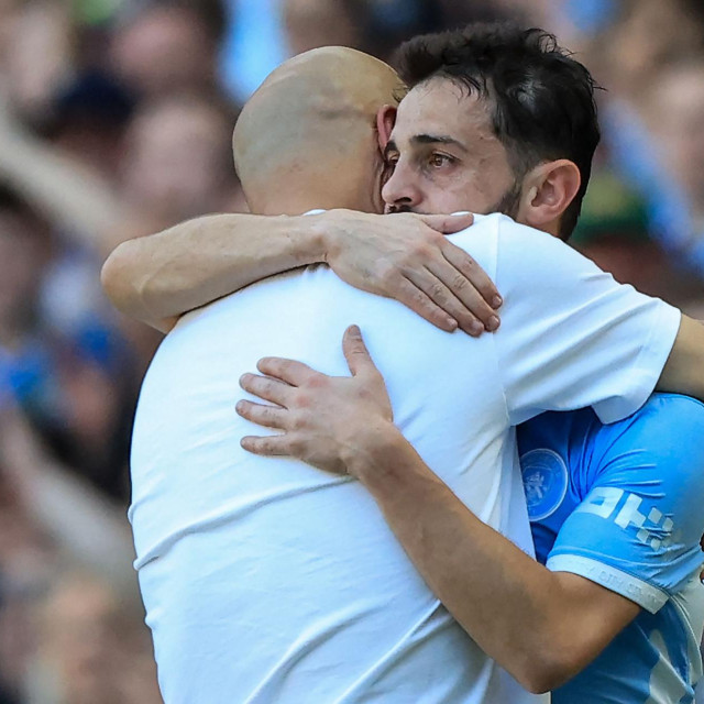 Pep Guardiola i Bernardo Silva u zagrljaju