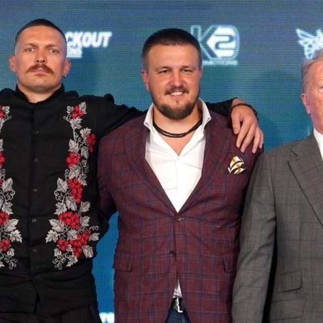 Oleksandr Usik (lijevo), Aleksandr Krasjuk (sredina) i Frank Warren (desno)