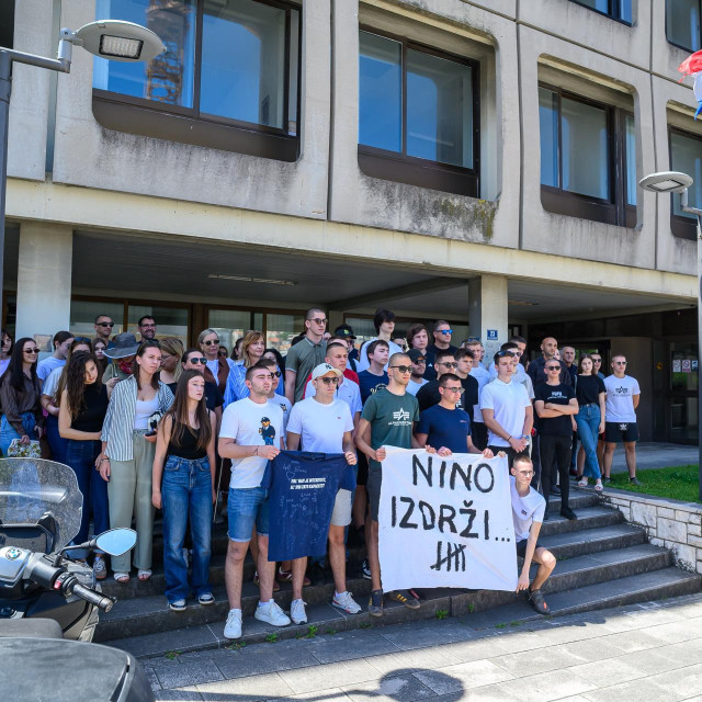 Roditelji, učenici i nastavnici pred Općinskim sudom u Dubrovniku kao potpora pritvorenom učeniku zbog napada na policajca