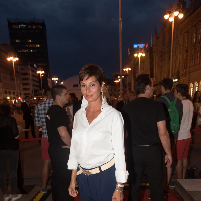 S dječačkom frizurom i razigranim šiškama a la Audrey Hepburn