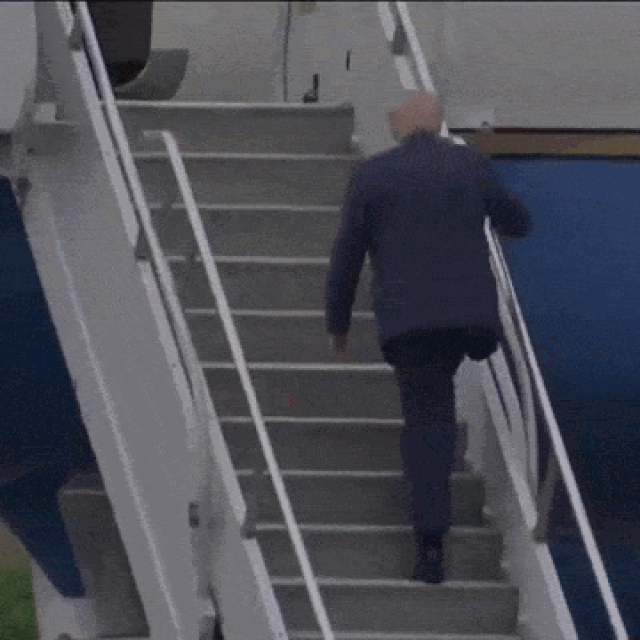 Donald Trump penje se u Air Force One