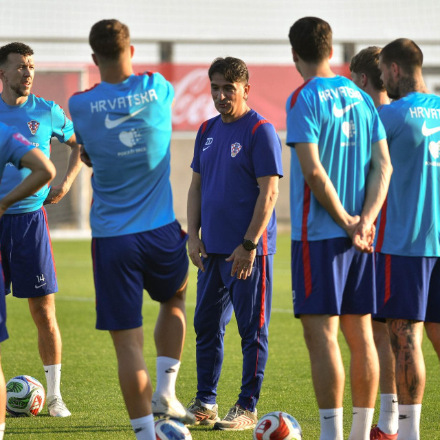 Zlatko Dalić s igračima na prvom treningu priprema