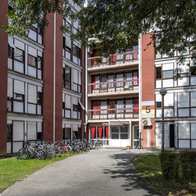 Zagreb je glavno akademsko središte i grad s uvjerljivo najvećom studentskom populacijom u Hrvatskoj, s više od 70.000 studenata, a studentski smještajni kapaciteti nisu ni približno dovoljni za broj studenata
