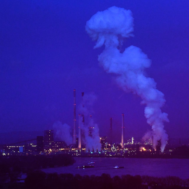 Bijeli dim izlazi iz visoke peći Schwelgern u pogonu njemačkog industrijskog koncerna ThyssenKrupp u Duisburgu/Ilustracija
