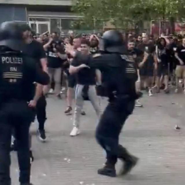 Sukob navijača Rayo Vallecana i interventne policije u Leipzigu