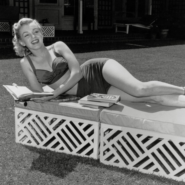 Marilyn Monroe snimljena oko 1948., dok odmara i čita knjige. U knjizi se demantira da su fotografije na kojima je snimljena kako čita bile – poziranje za javnost

 
