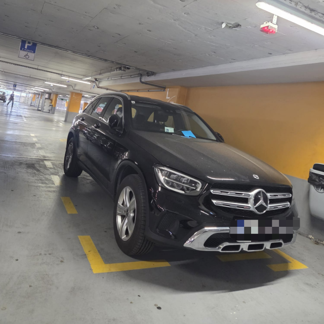 Naša čitateljica snimila je automobil za kojeg tvrdi da se u njemu nalazio pas 