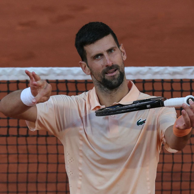 Novak Đoković slavi pobjedu protiv Valentina Royera