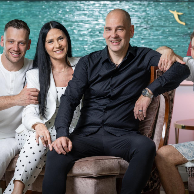 Split, 260526. gloria
Pjevac i tekstopisac Alen Nizetic fotografiran sa svojom obitelji u splitskom hotelu Park.
Na fotografiji: Karlo, Helena, Alen i Toni Nizetic.