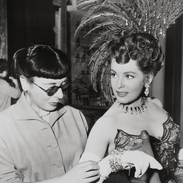 Arlene Dahl i Edith Head

Here come the girls