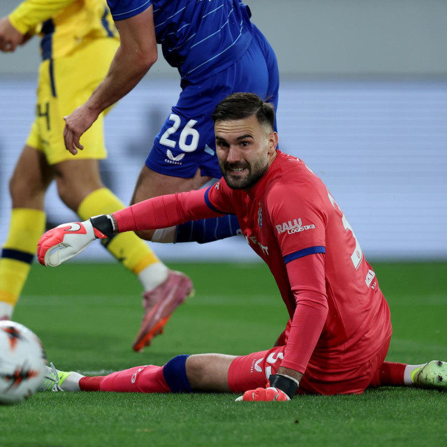 Ivan Nevistić u akciji protiv igrača Maccabija