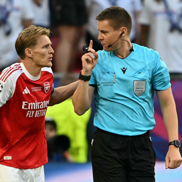 Martin Odegaard i njemački sudac Daniel Siebert u diskusiji