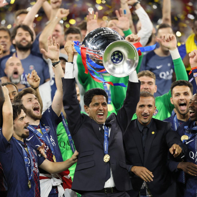 Predsjednik PSG-a Nasser al-Khelaifi diže trofej Lige prvaka s igračima PSG-a