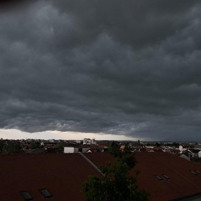 Pogled na Zagreb s Kustošije u trenutku dolaska olujnog nevremena (arhivska snimka)