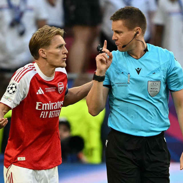 Martin Odegaard i sudac Daniel Siebert u razgovoru