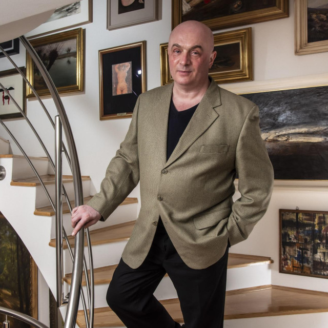 ”Sve što sam u životu zaradio dao sam za slike i skulpture. Ništa drugo nije me previše zanimalo”, kaže Roman, koji nerado priznaje da je zbog svojih „ljubimica” posuđivao novac od prijatelja i dizao kredite