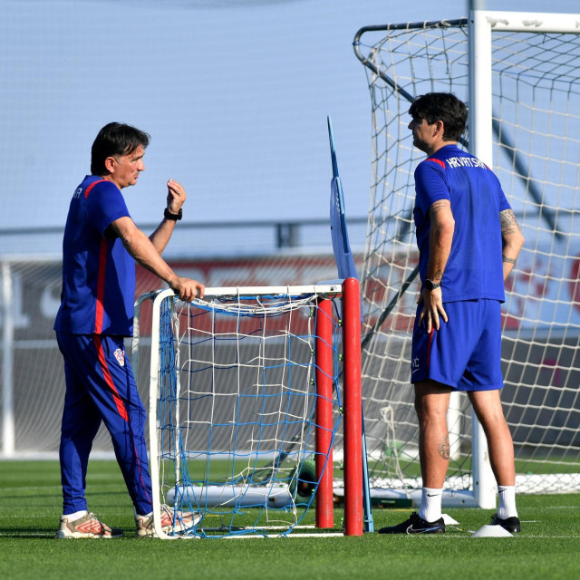 Zlatko Dalić u razgovoru s jednim od svojih pomoćnika Vedranom Ćorlukom