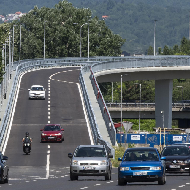 U vrijeme izvođenja radova ispod vijadukta neprekidno odvijao cestovni i tramvajski promet na Slavonskoj aveniji i Aveniji Marina Držića