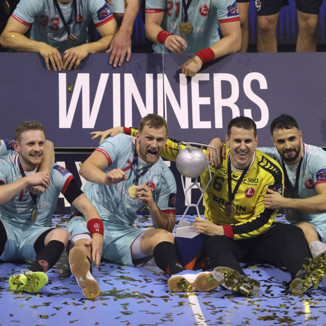 David Mandić (u sredini) uz pokal Europske lige s Nebojšom Simićem, crnogorskim golmanom koji je bio MVP Final Foura