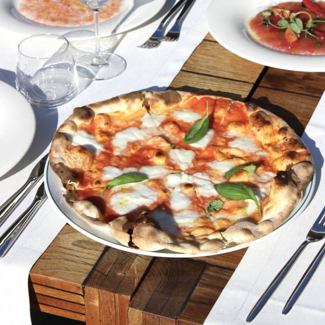 Najpoznatija milanska pizza odnedavno se može probati i kod nas, točnije u Hvaru kamo je stigao kultni gastronomski brend Le Specialità