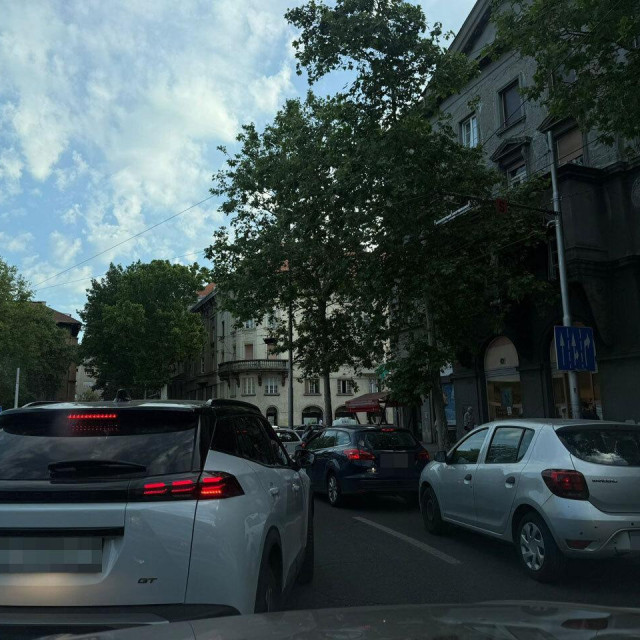 Gužva na Trgu žrtava fašizma
