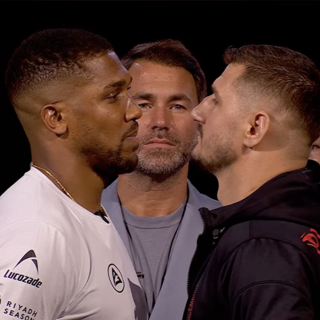 Anthony Joshua (lijevo), Eddie Hearn (sredina) i Kristian Prenga (desno)