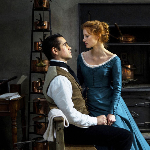 Colin Farrell i Jessica Chastain u filmskoj ekranizaciji Strindbergove ”Gospođice Julije” iz 2014. godine koju je režirala glumica  Liv Ullmann
 