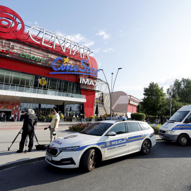 Policija ispred Arena Centra, ilustracija