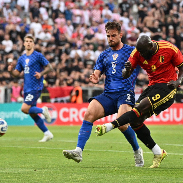 Romelu Lukaku upućuje udarac pored Marina Pongračića