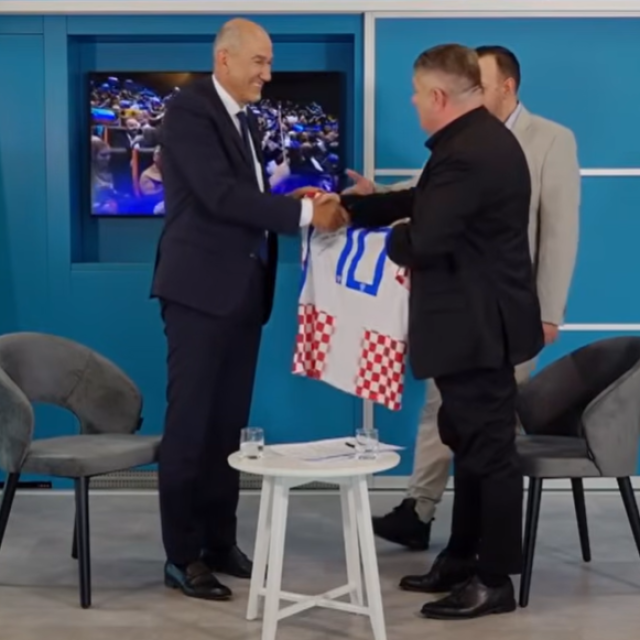 Slovenski premijer Janez Janša u emisiji Bujica na TV Dalmaciji dobiva Modrićev dres