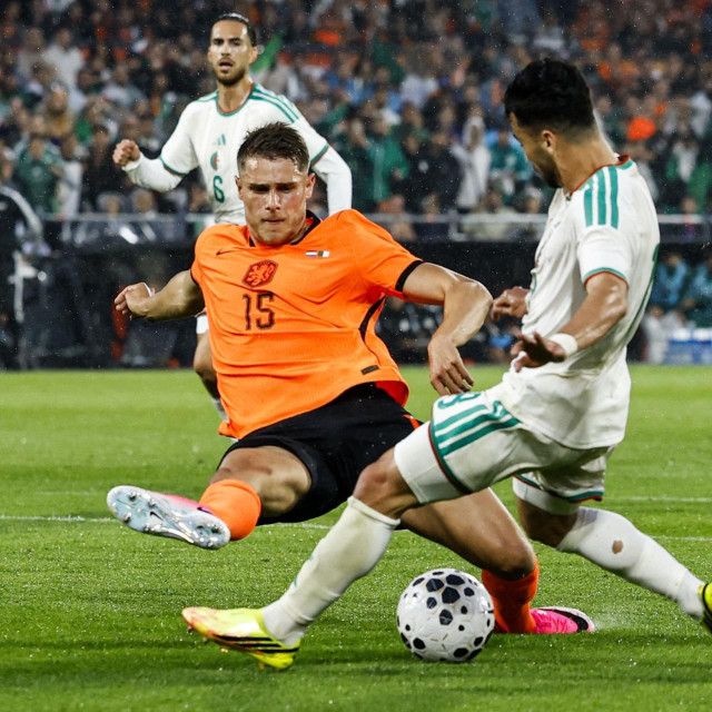 Micky van de Ven i Mohamed Amoura u borbi za loptu