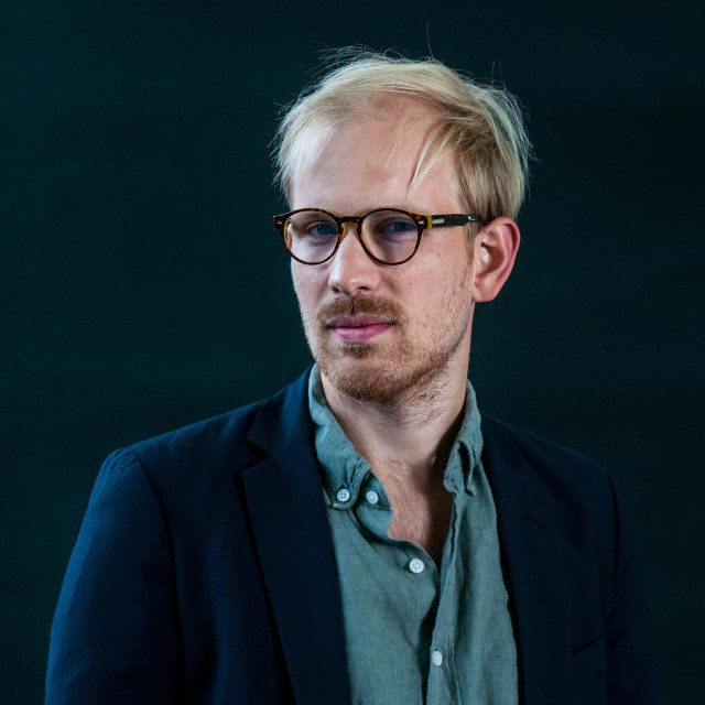 Rutger Bregman je povjesničar koji oponentima djeluje kao naivčina, jer iz psihologe, povijesti, sociologije izvlači primjere i dokaze da su ljudi inherentno dobri