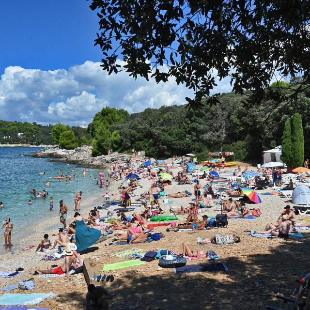 Turisti na plaži u Puli/Ilustracija