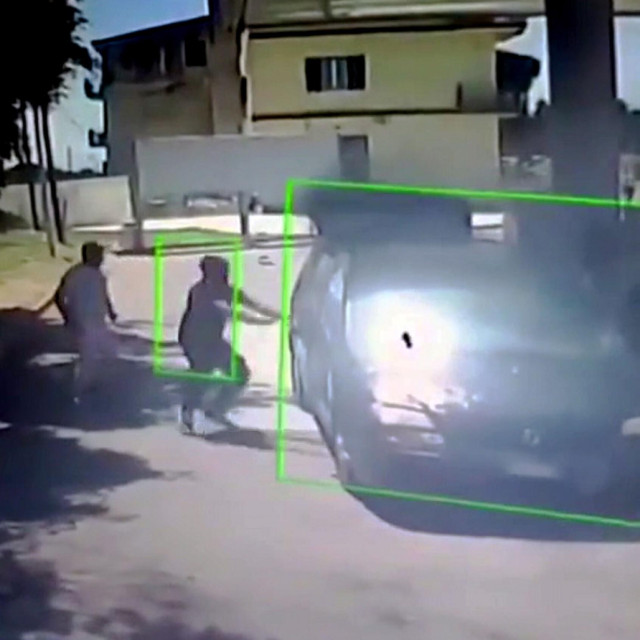 Zapaljen auto s migrantima