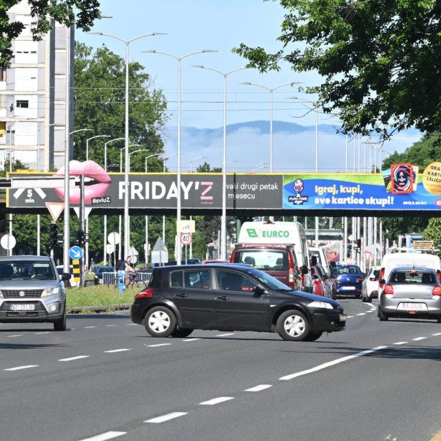 Trenutak u kojem su se vozači polukružno okretali kroz dvije trake kod nebodera Vjesnika