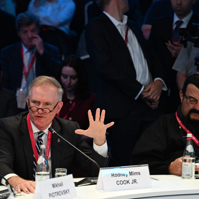 Američki dužnosnik Rodney Mims Cook Jr. i Steven Seagal na ekonomskom forumu u Santk Peterburgu