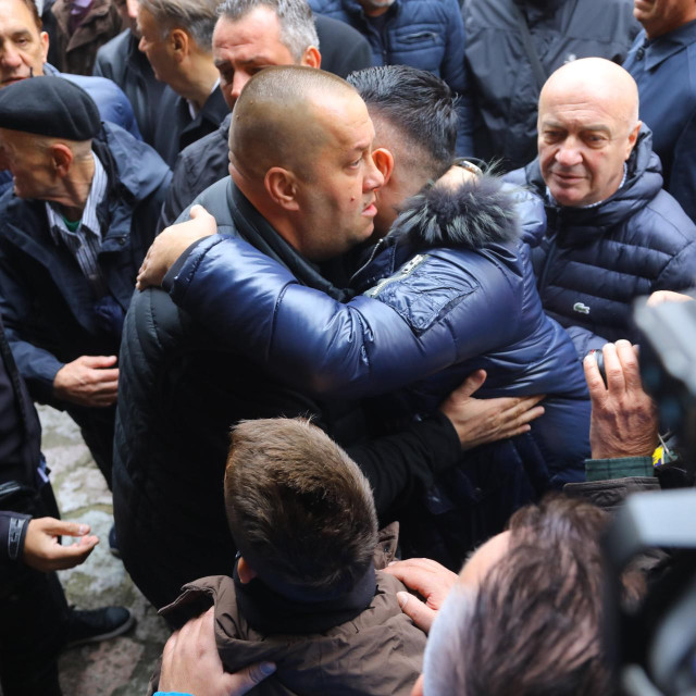 Dino Bešlić na pokopu oca Halida
